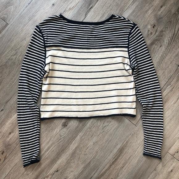 🔥 SALE - Any 4/$20.   BDG Lightweight Crop Knit Top​ - Picture 2 of 3